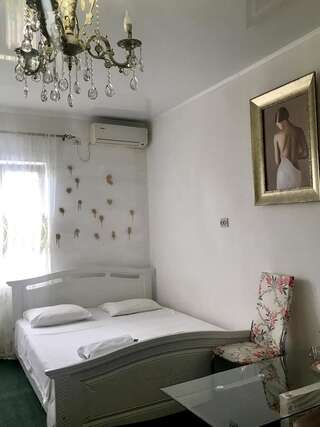 Отель Hotel Sakura Сухум Трехместный номер с душем-1